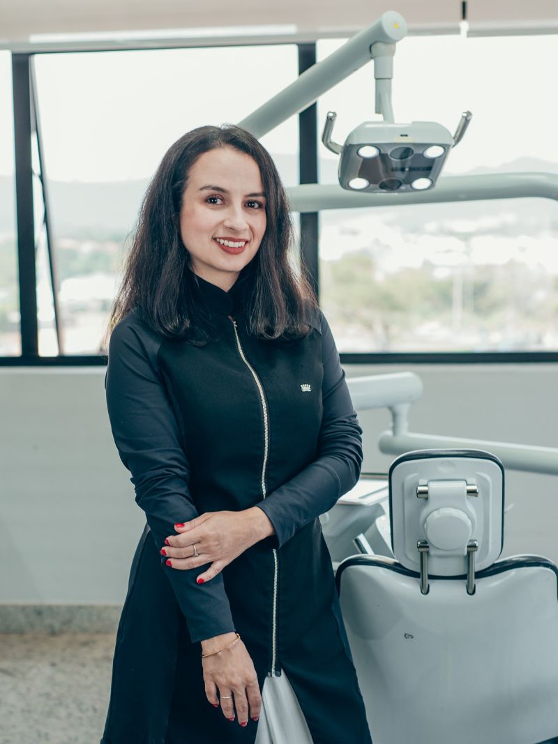 Dra. Bárbara Borba - Dentista especialista em estética dental, formada pela USP